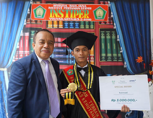 Raih IPK 3,97, Pemuda Kampar Pemuncak di INSTIPER Yogyakarta